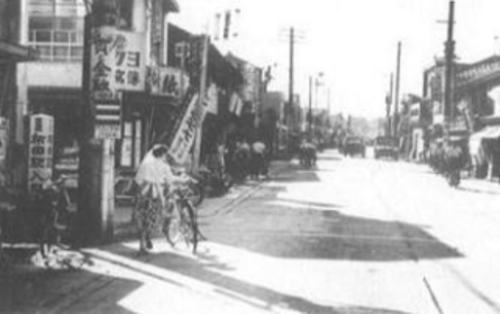 －現旧甲州街道調布方面を望む－
※「布田駅前交差点」(昭和30年代)
(株)郷土出版社：「目で見る 調布・狛江の100年」より