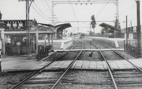 1953年（昭和28年）布田駅と踏切