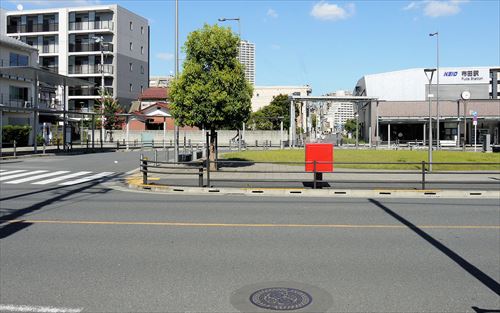 2021年（令和3年）旧駅舎はポストあたりにありました。2012年（平成24年）8月19日に線路が地下になり踏切がなくなり、駅前広場ができて駅舎が新宿寄りに移動しました。
それまでは混雑時には1時間に40本もの電車が通過するので開かずの踏切でした